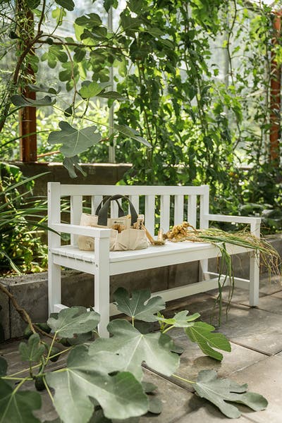 Ensemble table et canapé de jardin blanc
