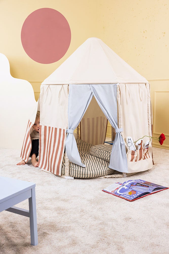 Tent with figures MOOMIN